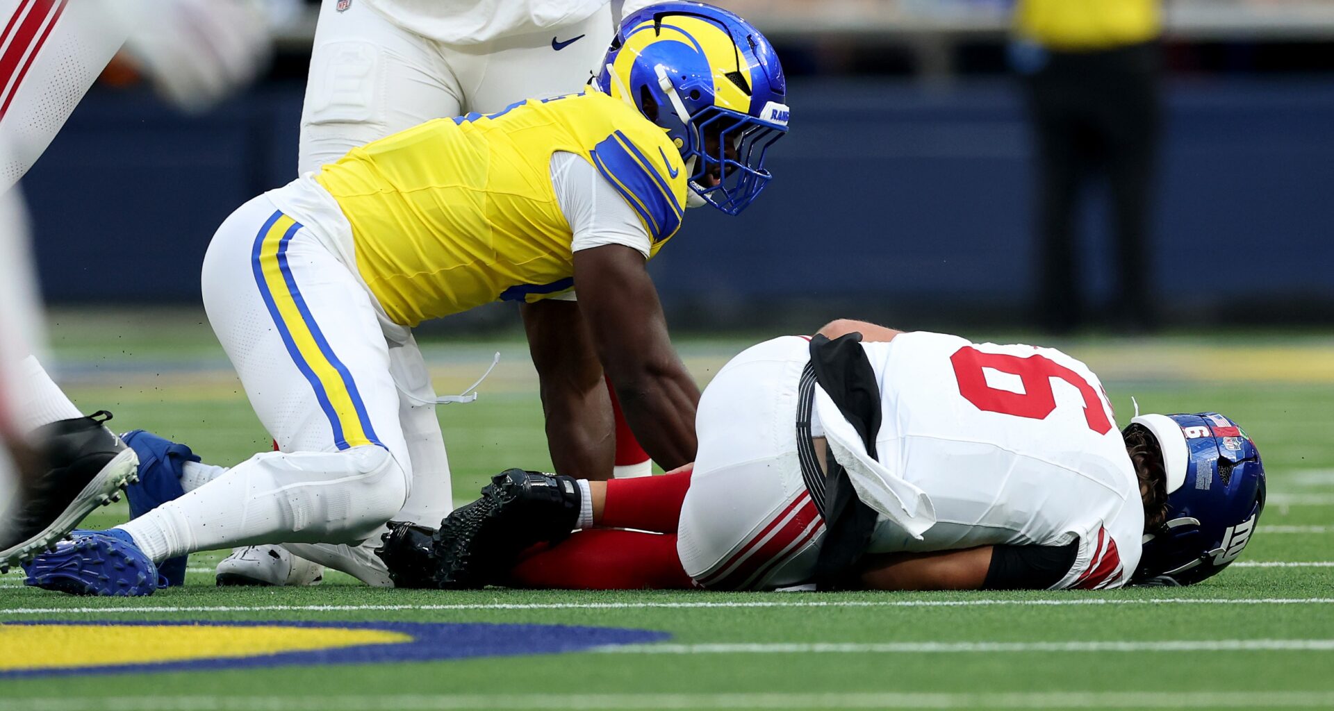 Jaxson Dart leaves Monday Night Football game vs. Rams with knee injury