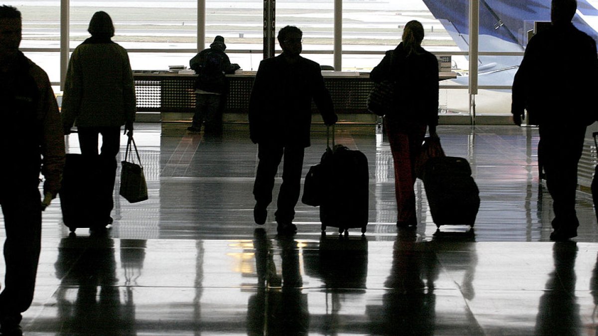 Check NYC area airport delays, cancellations from flooding and wind – NBC New York