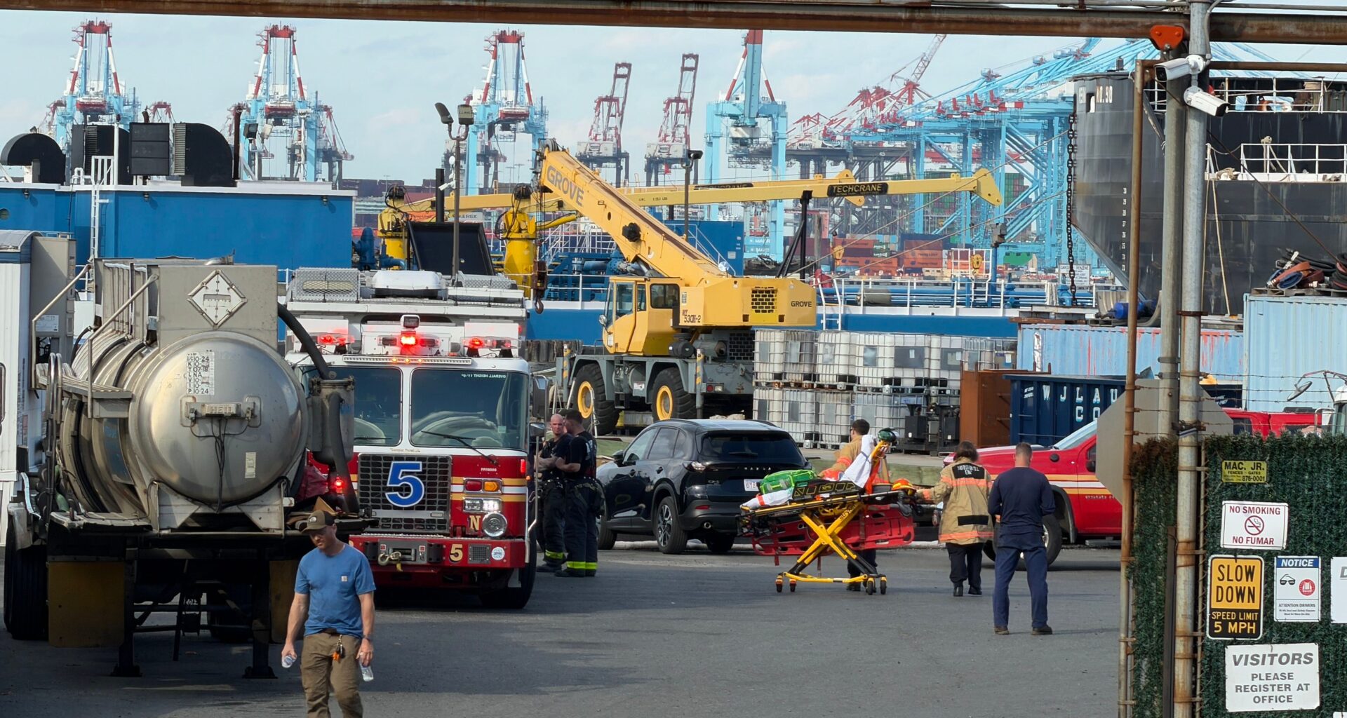 Man killed in barge explosion at Staten Island dock