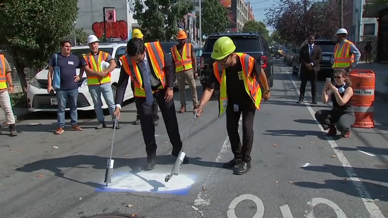 Mamdani helps repair a pothole in Bushwick, Brooklyn (Pool footage courtesy of ABC7)