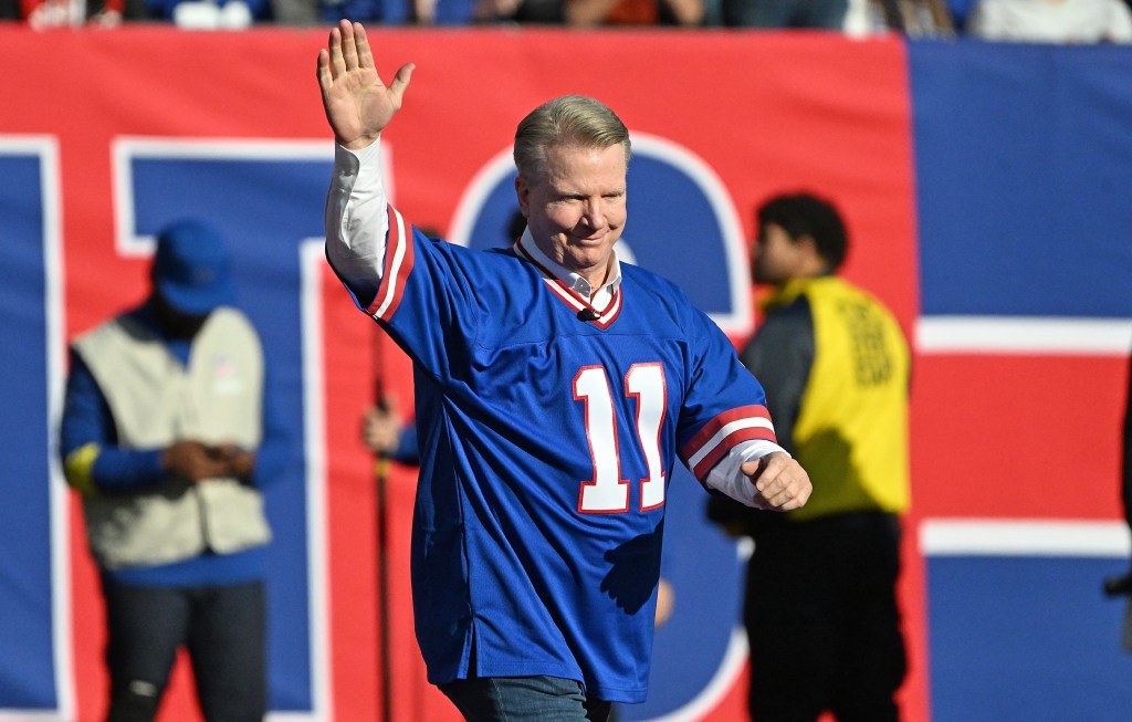 Giants great Phil Simms waves to the fans during a Big Blue home game against the Giants in 2025.
