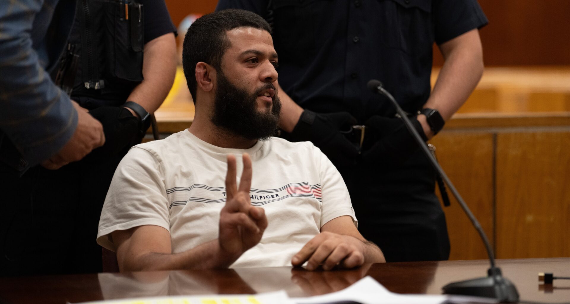 Defendant smiles and flashes peace sign at sentencing for antisemitic Times Square attack