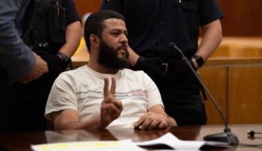 Defendant smiles and flashes peace sign at sentencing for antisemitic Times Square attack
