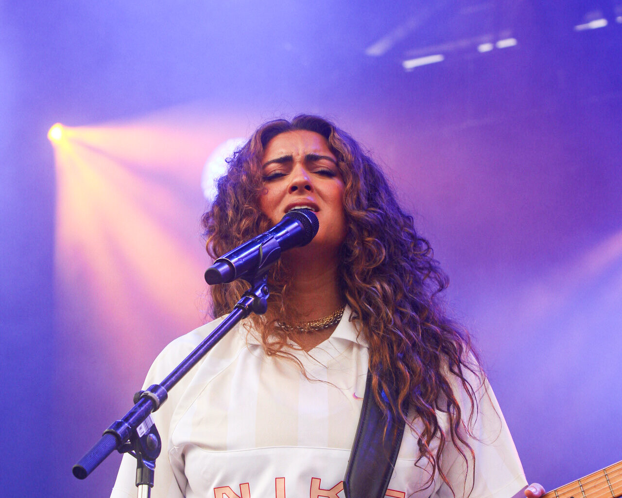 Tori Kelly singing at the start of her set.