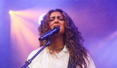 Tori Kelly singing at the start of her set.