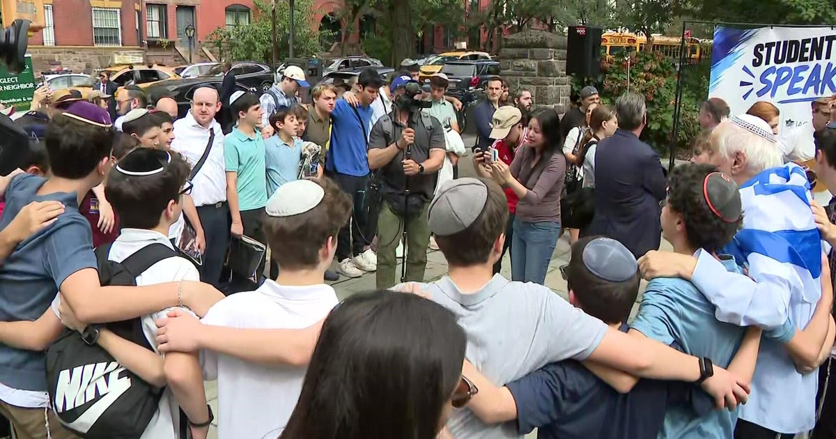 Jewish students gather outside Gracie Mansion to protest antisemitism