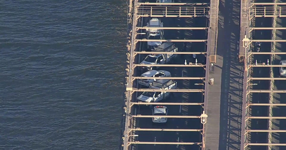 Officers shoot and kill knife-wielding man on Brooklyn Bridge, NYPD says