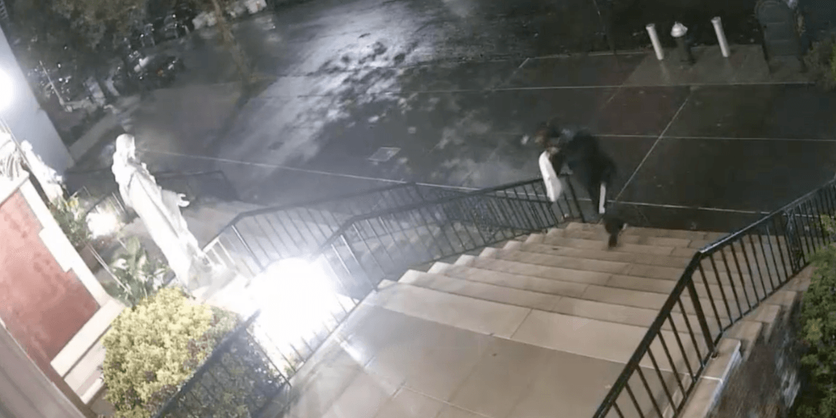 Brooklyn church vandal who smashed light into street sought by NYPD