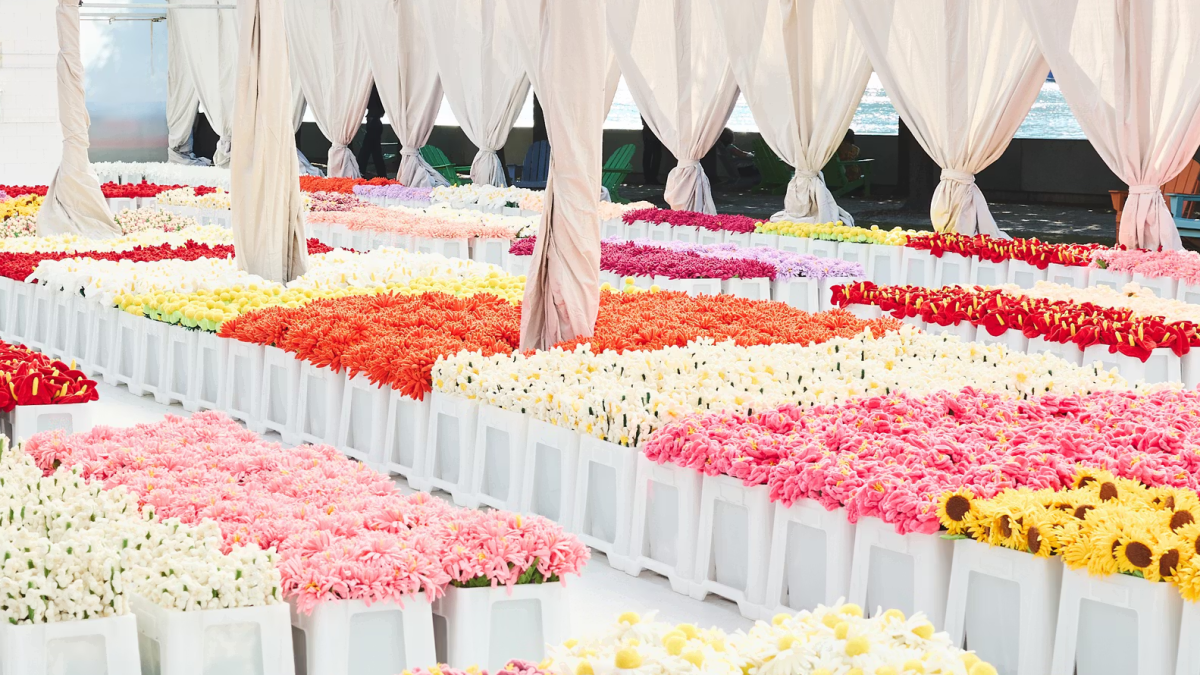 Fake flowers from CJ Hendry draw big crowds to Rockefeller Center – NBC New York