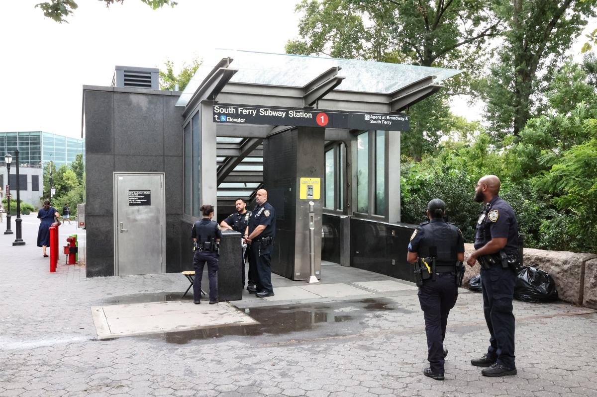 NYC straphanger stabbed by brass knuckle-wielding stranger during morning commute