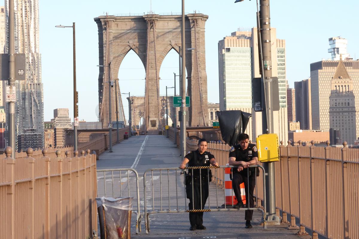 NYC cops shoot knife-wielding man who charged at them on Brooklyn Bridge
