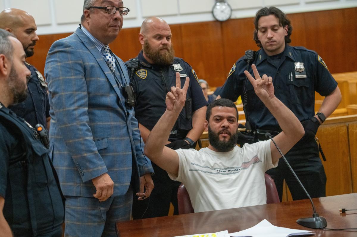 Jew-hating attacker flashes wild 'victory sign' after NYC judge hands him light sentence for antisemitic assault