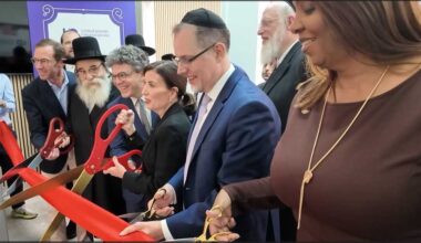 City, Jewish leaders unite in Williamsburg for High Holiday food help, opening kosher pantry • Brooklyn Paper
