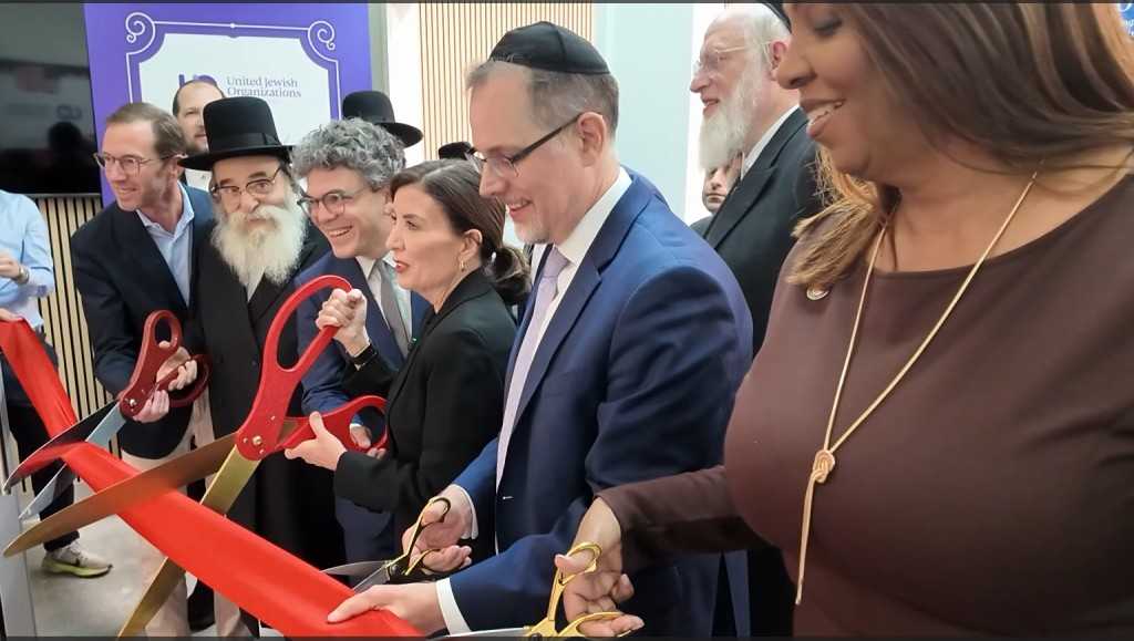 City, Jewish leaders unite in Williamsburg for High Holiday food help, opening kosher pantry • Brooklyn Paper