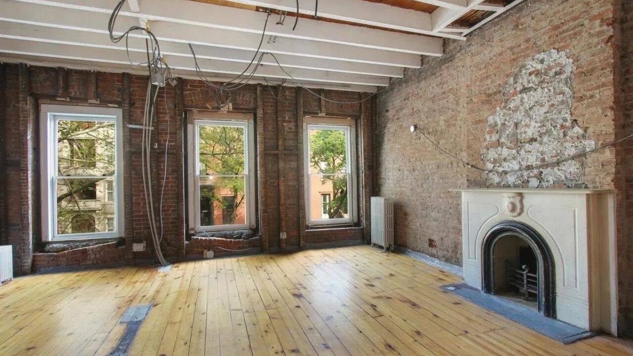 The top floors were damaged in a fire. Image Credit: Corcoran/OBSERVER Website Daniel Craig and Rachel Weisz bought a fire-damaged townhouse in Brooklyn<br>
