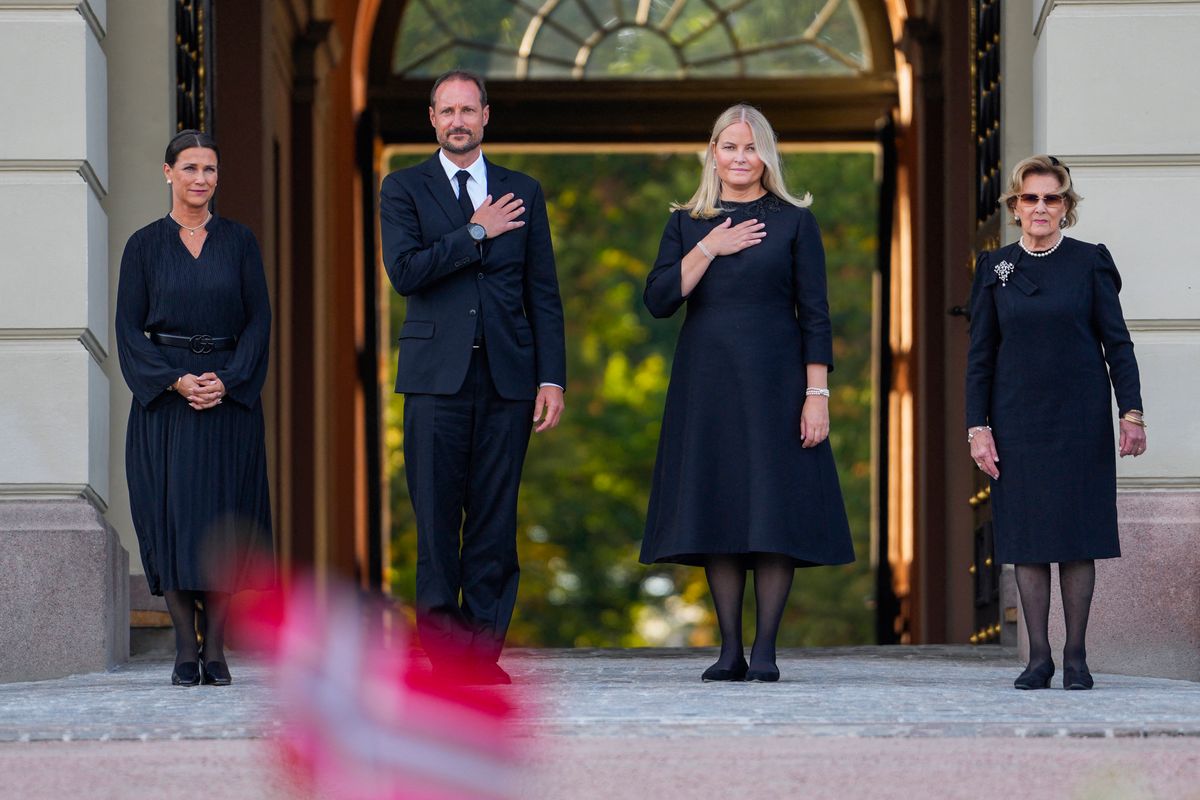 Princess Märtha Louise, King Haakon VIII, Queen Mette-Marit and Queen Sonja view the flowers and tributes left in memory of King Harald V outside the Royal Palace in Oslo on August 31, 2026.
