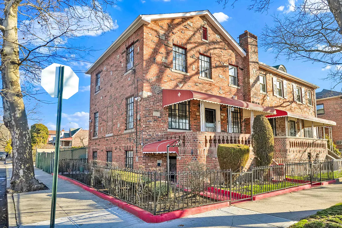 tapestry brick corner house