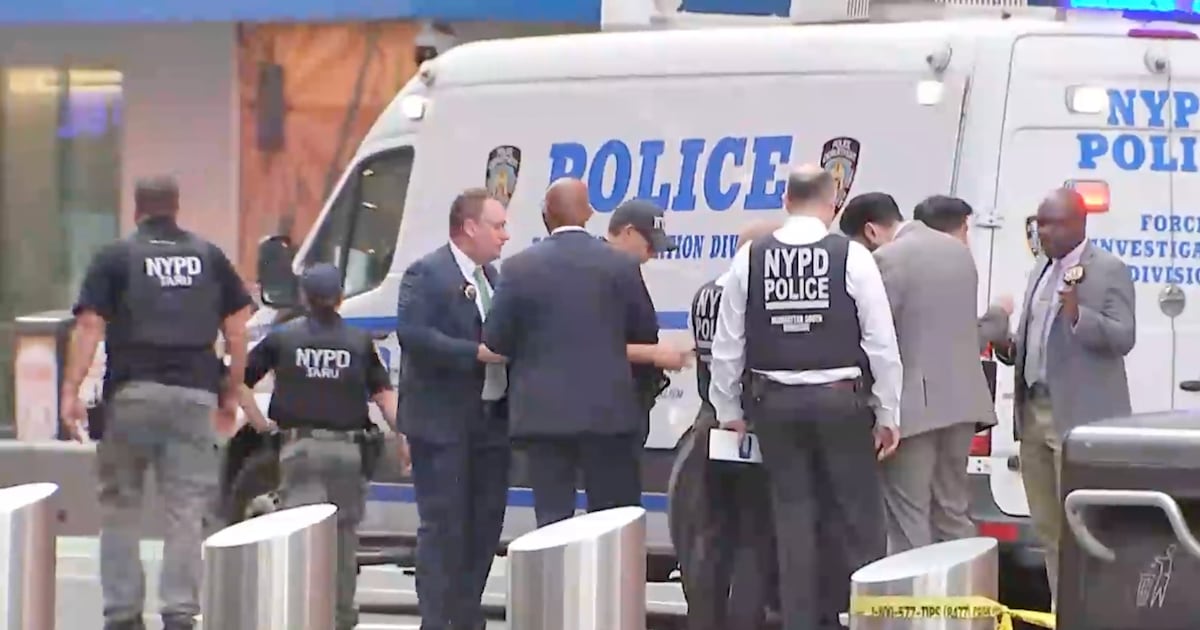 Woman randomly stabs 2 people in New York City’s Times Square, killing 1, then is killed by police – Boston 25 News