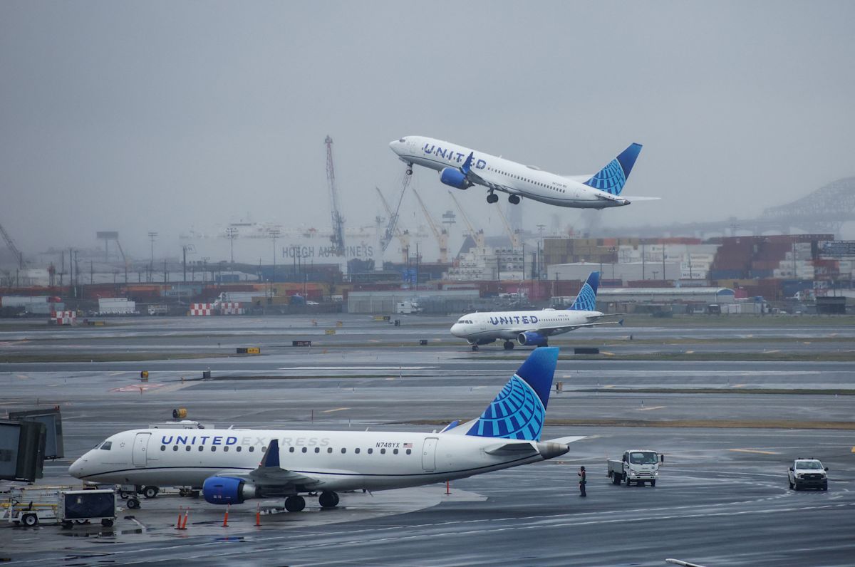 Amtrak work crews cut fiber optic cable, grounding flights across NYC