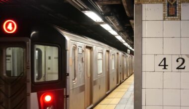N.Y.C. Train Passengers Flee Out Windows as Woman Threatens ‘Last Day on Earth’