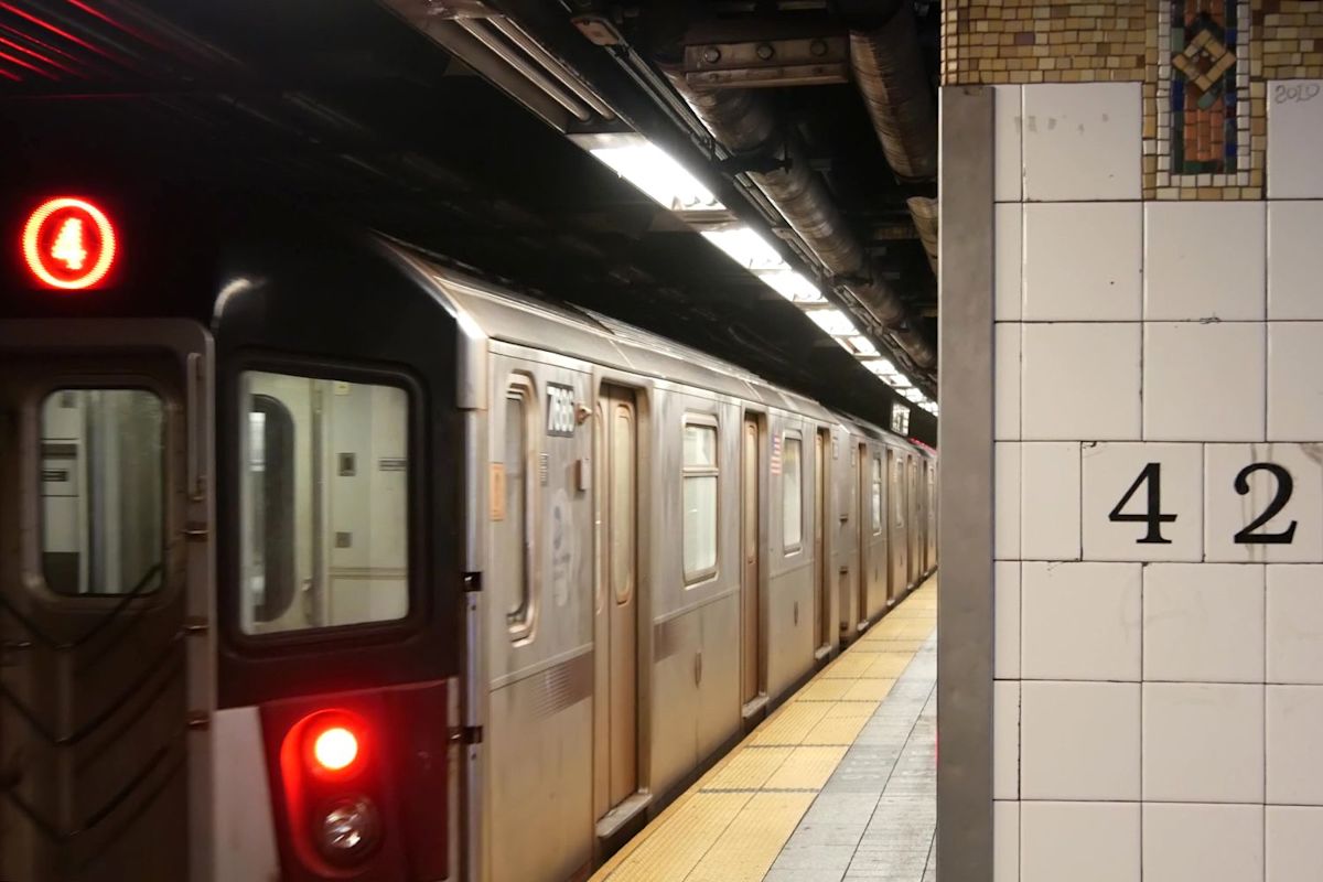 N.Y.C. Train Passengers Flee Out Windows as Woman Threatens ‘Last Day on Earth’