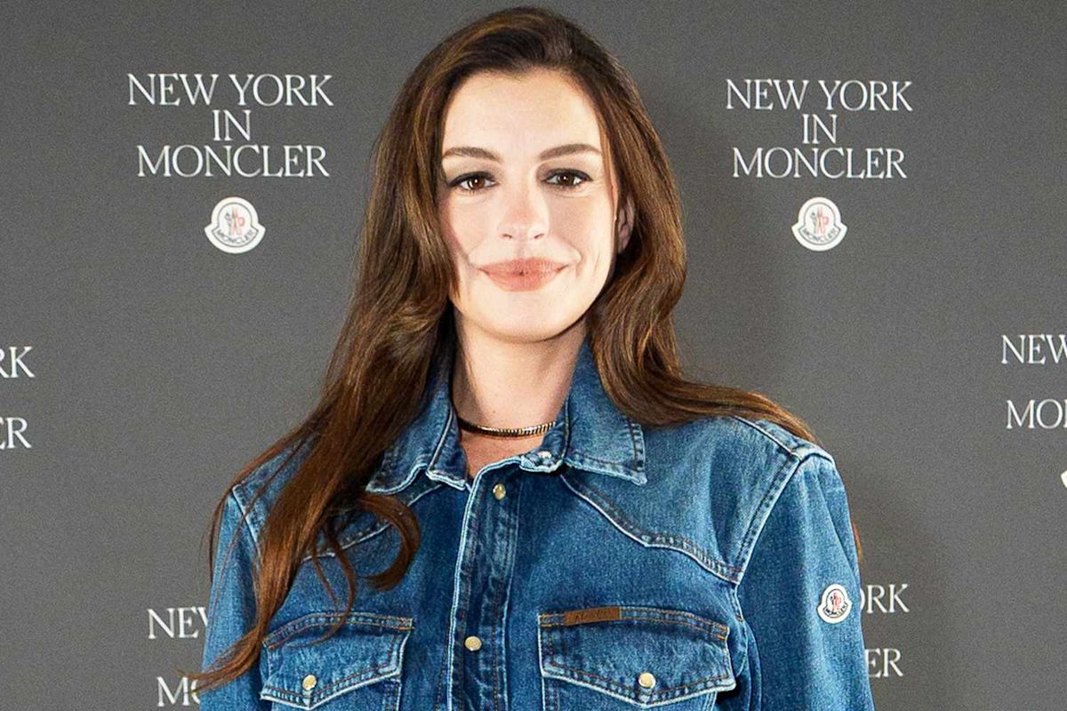 Anne Hathaway Says Her First N.Y.C. Apartment Had an Inflatable Mattress and Table She Found on ‘the Street’
