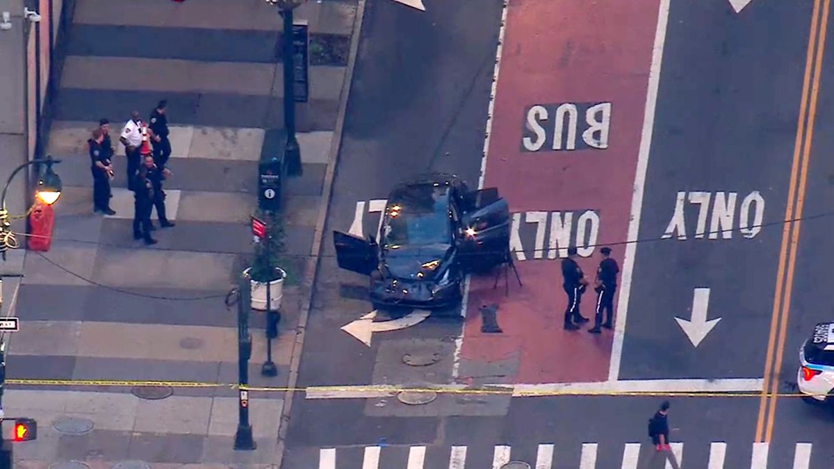 Driver crashes Tesla into scaffolding in midtown Manhattan, killing passenger: Poilce