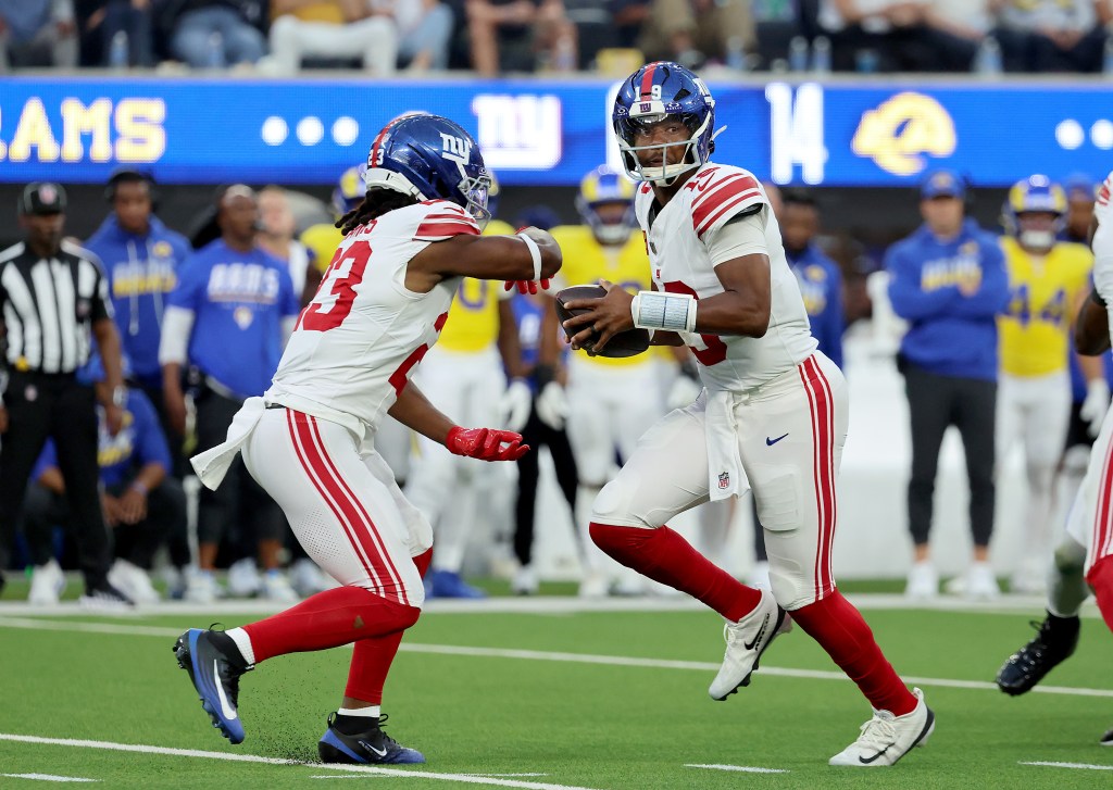 New York Giants quarterback Jameis Winston fakes a handoff to running back Najee Harris.