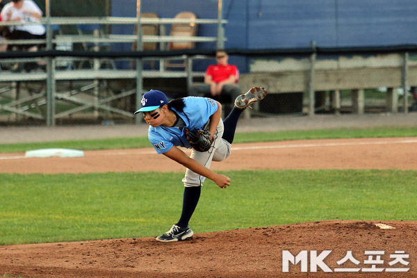 The game between New York Heights and Los Angeles Queens in the U.S. Women's Baseball League (WPBL) ..