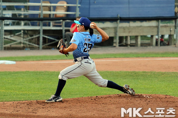 The game between New York Heights and Los Angeles Queens in the U.S. Women's Baseball League (WPBL) ..