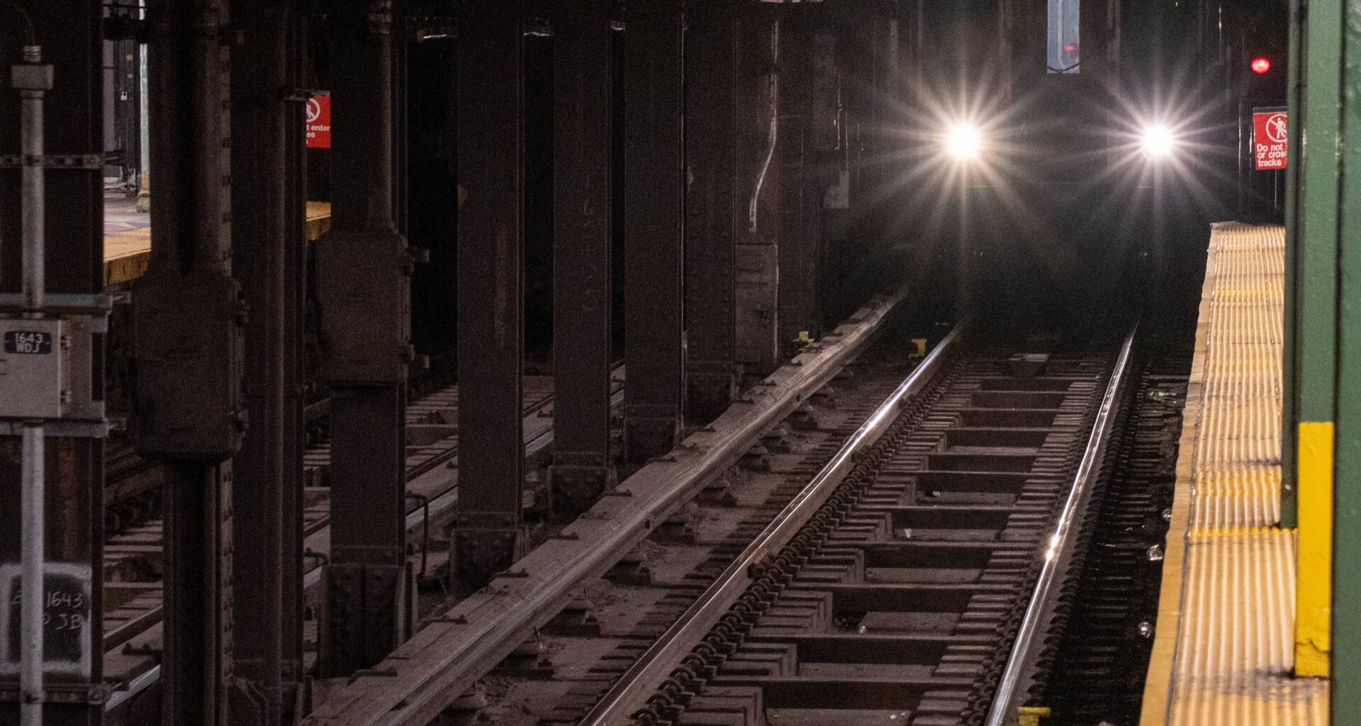 Young man and woman sit down together on Manhattan subway tracks, killed by train