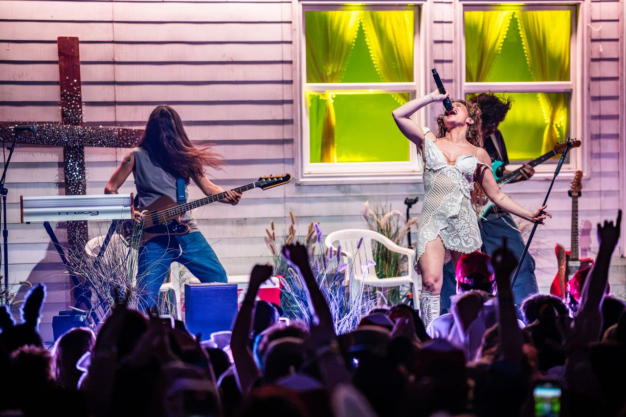 Slayyyter brings her ‘BEAT UP CHANEL$’ to Brooklyn Bowl – The Vanderbilt Hustler