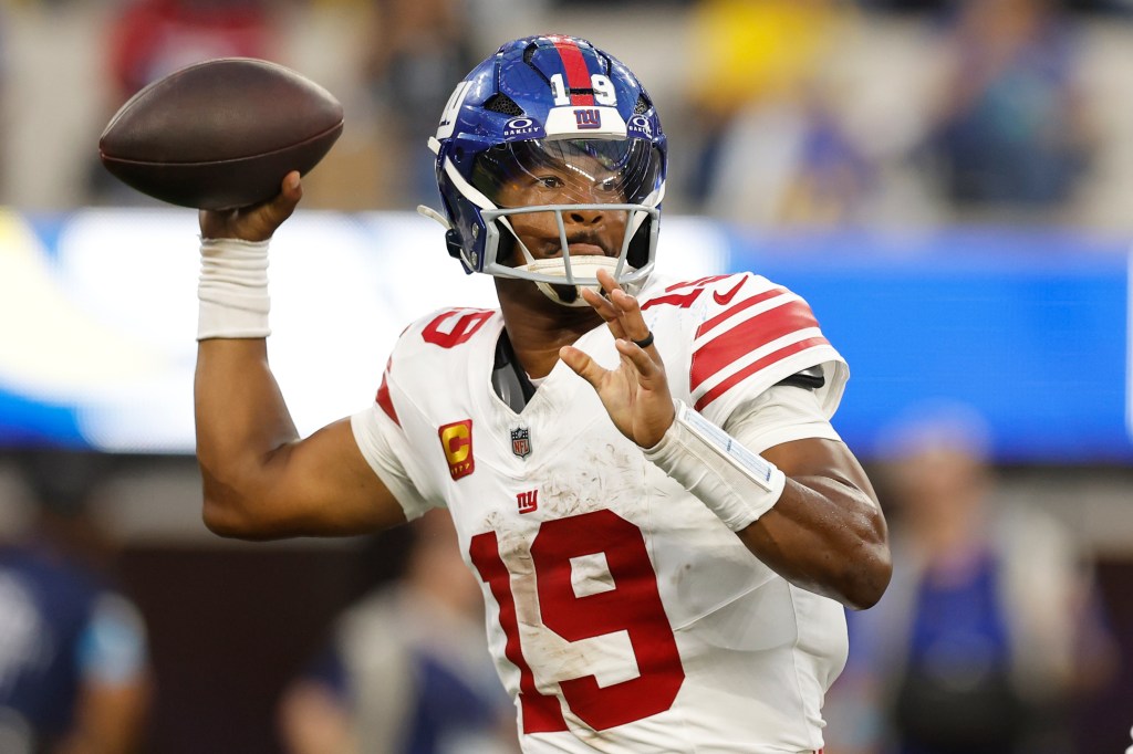 New York Giants quarterback Jameis Winston (19) throws a pass.