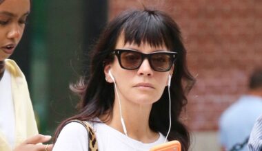 The Denim Trend It Girls in NYC Are Wearing With White Sneakers