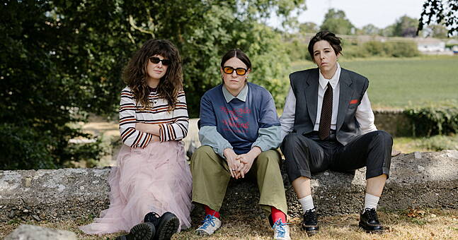 Pillow Queens release new single 'Kiss Kiss'