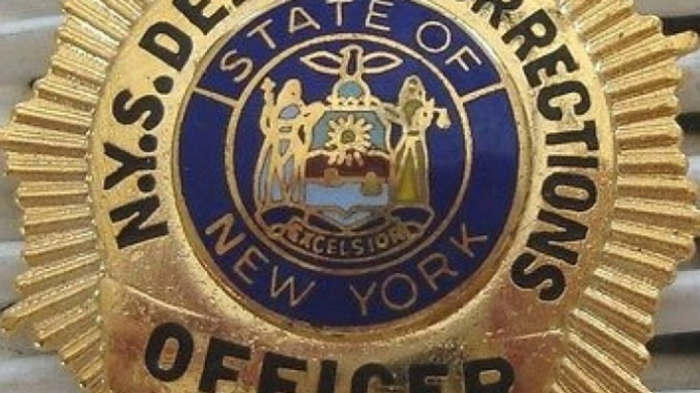 Corrections officer cut with broken razor blade, 4 others injured by inmate at Five Points