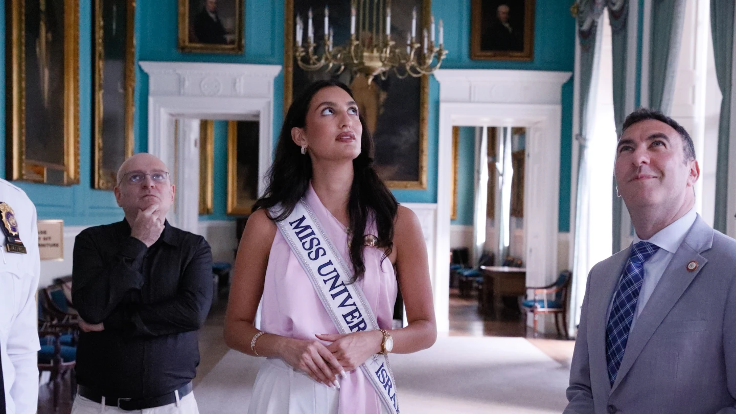 Miss Israel visits City Hall in Manhattan, says won’t try to meet Mamdani - Israel & Jewish News