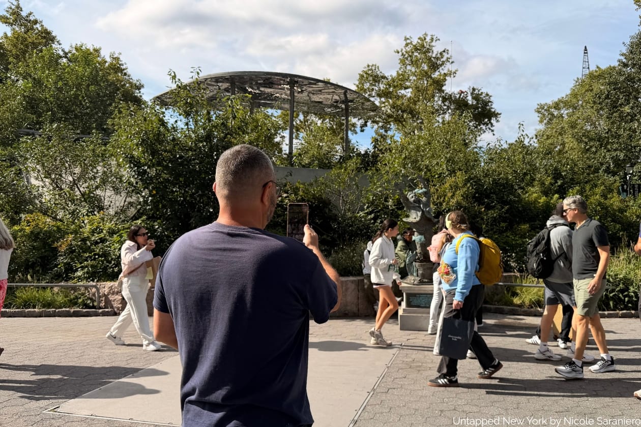 Reginella capturing reactions to the statue in The Battery