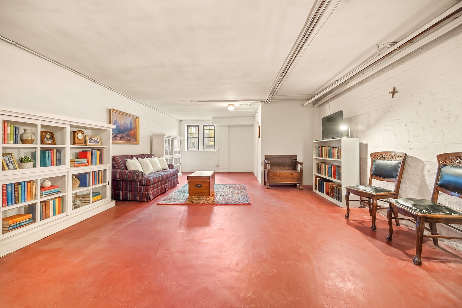 garden level with red painted floor