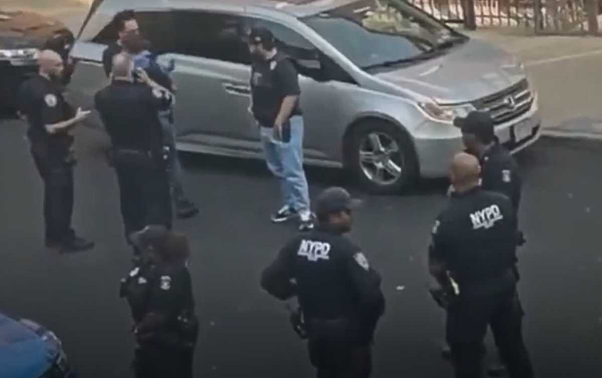 Off-duty NYPD officer stabbed in the Bronx, police say
