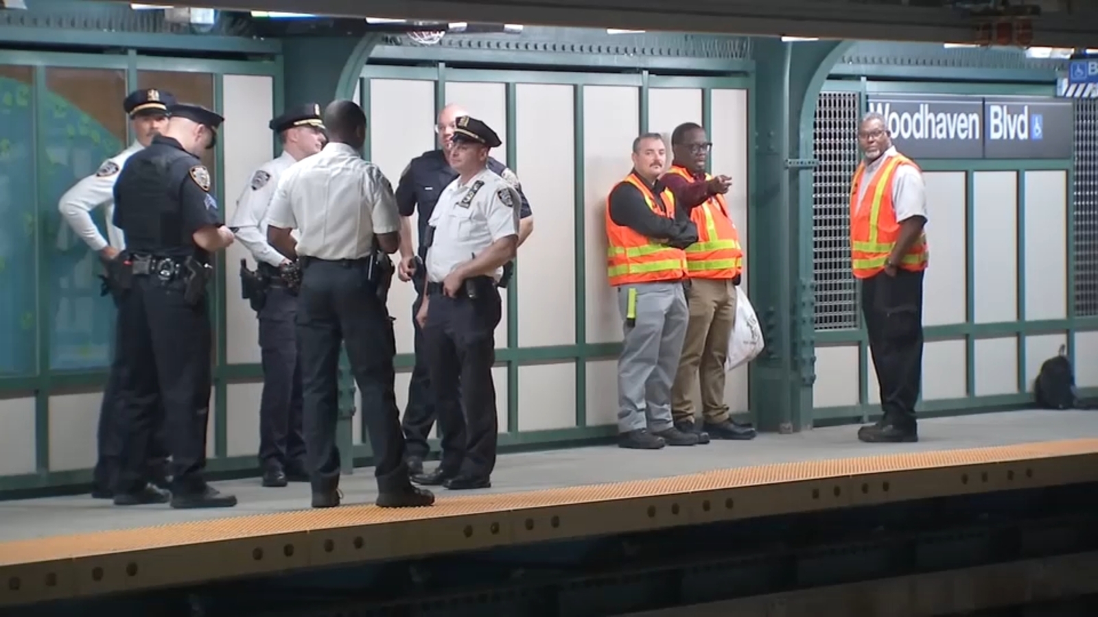 25-year-old man charged with murder in deadly subway stabbing in Queens