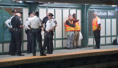 25-year-old man charged with murder in deadly subway stabbing in Queens