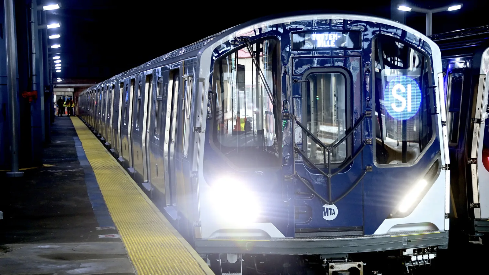 MTA R211S train at a Staten Island Railway platform