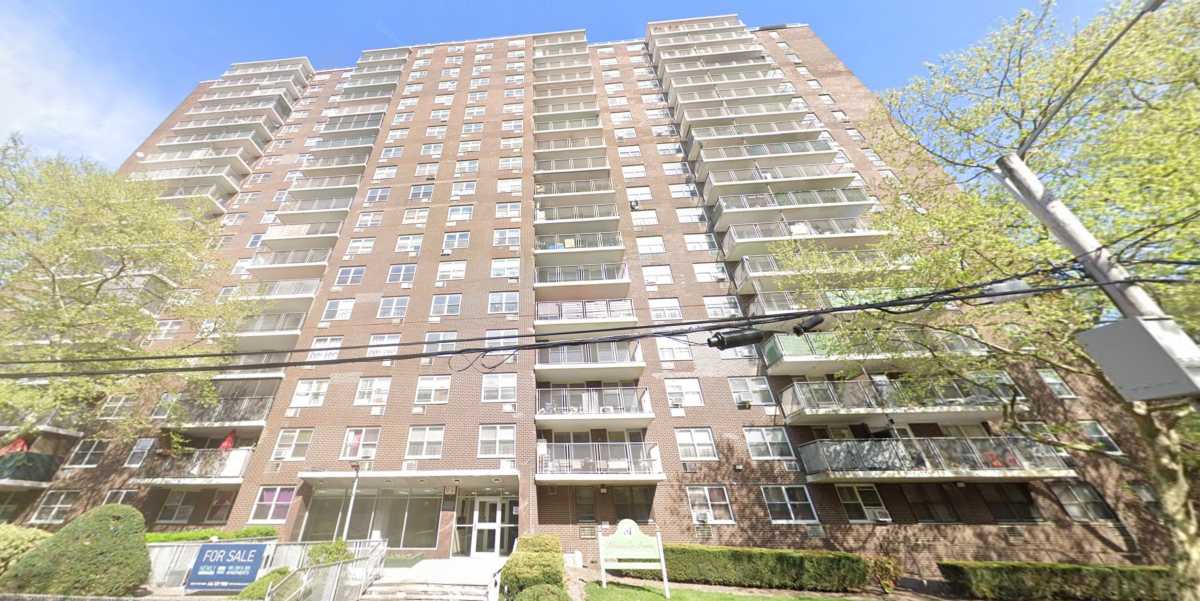 Woman plunges to death from Bronx balcony while holding five-month-old baby: cops