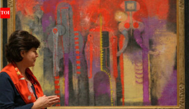 In 2003, a New York woman pulled a painting from trash on Manhattan’s Upper West Side; four years later she learned it was a stolen Rufino Tamayo work, and Sotheby’s sold it for $1,049,000