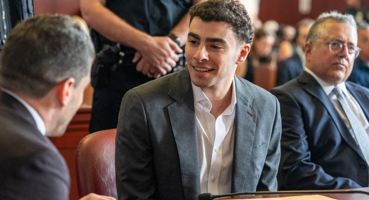Manhattan DA argues judge shouldn't dismiss state charges against Luigi Mangione