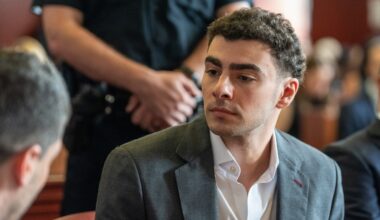 New York prosecutors seek to sustain their case against Luigi Mangione, despite his federal plea