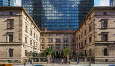 1882 in the middle of midtown Manhattan, New York. A mammoth-class hotel with 909 rooms and 20 banqu..