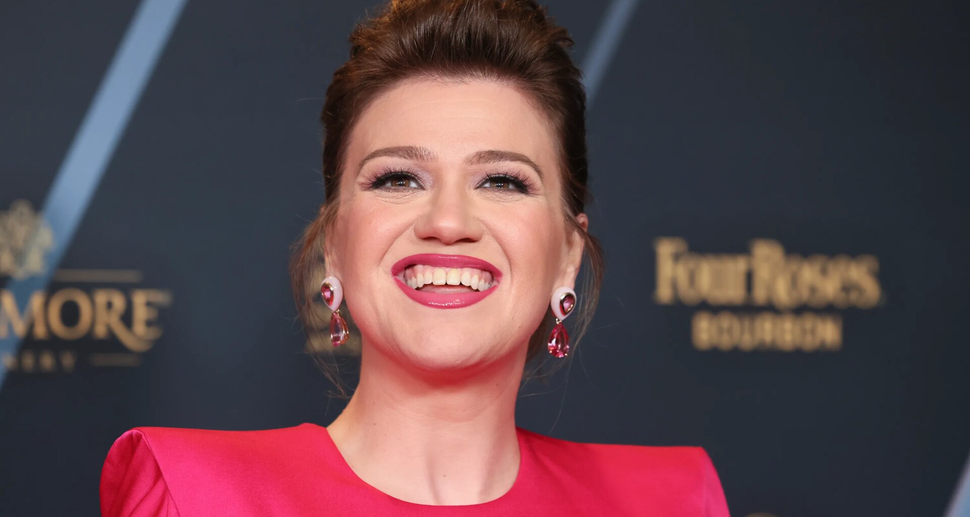 Kelly Clarkson calls out Art of Play in Brooklyn over alleged snub