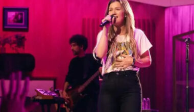 Why are Kelly Clarkson and a Brooklyn store fighting on social media? The $15,000 singing bird dispute explained
